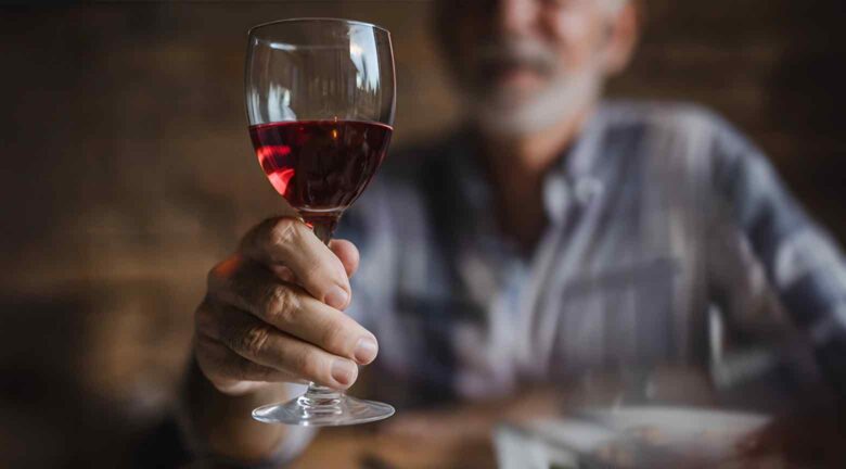 Los peligros del alcohol en adultos mayores de 65 años