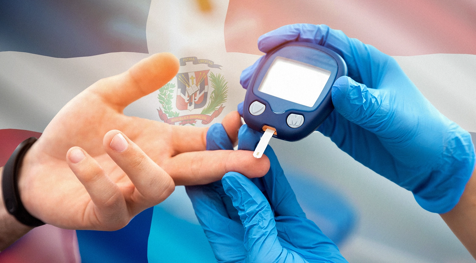 Un profesional de la salud con guantes azules realiza una prueba de glucosa en el dedo de un paciente, con la bandera de la República Dominicana difuminada en el fondo.