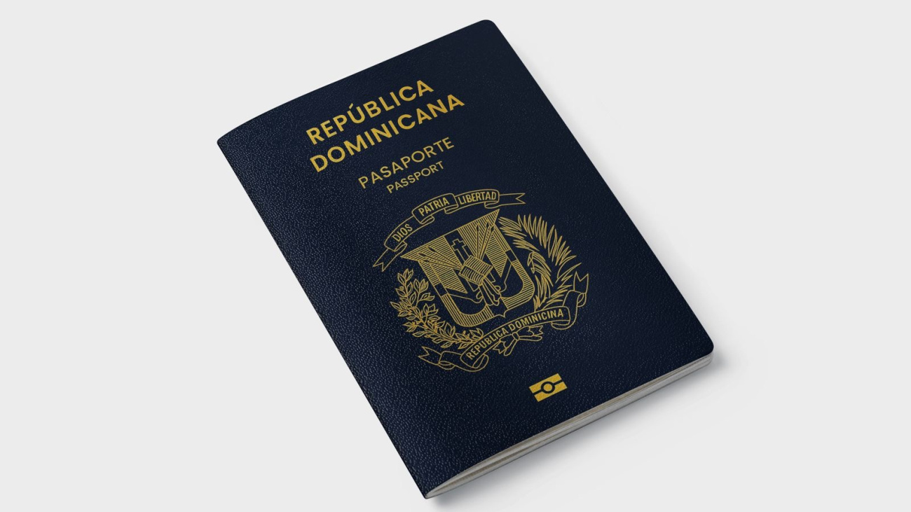 Pasaporte de la República Dominicana con portada azul marino y escudo nacional en dorado.