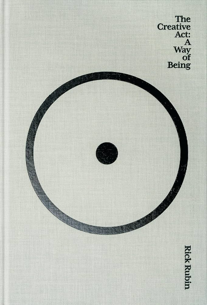 Portada del libro The Creative Act: A Way of Being de Rick Rubin, con un diseño minimalista que muestra un círculo negro incompleto y un punto central sobre fondo claro.