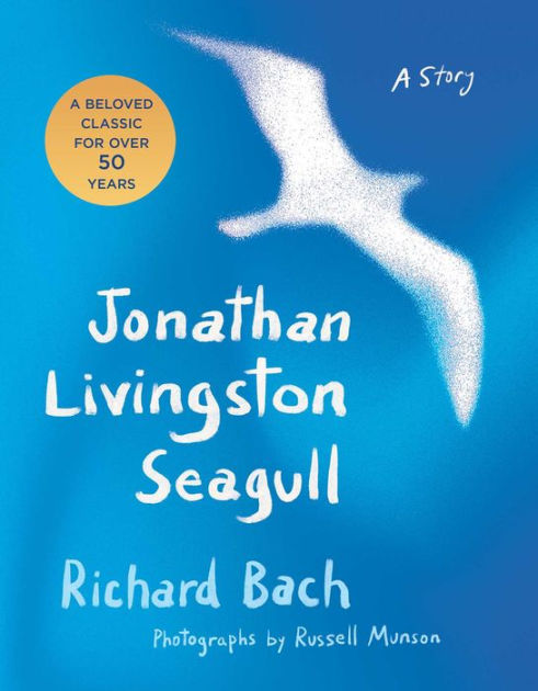 Portada del libro Jonathan Livingston Seagull de Richard Bach, con la silueta blanca de una gaviota en vuelo sobre un fondo azul intenso.