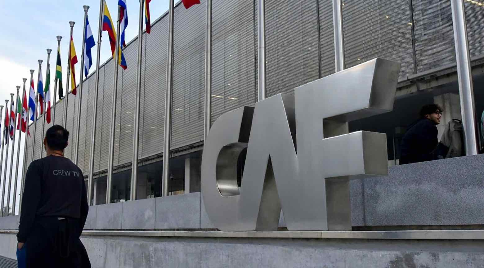 Sede de CAF Banco de Desarrollo de América Latina, con banderas de países miembros ondeando en el exterior.