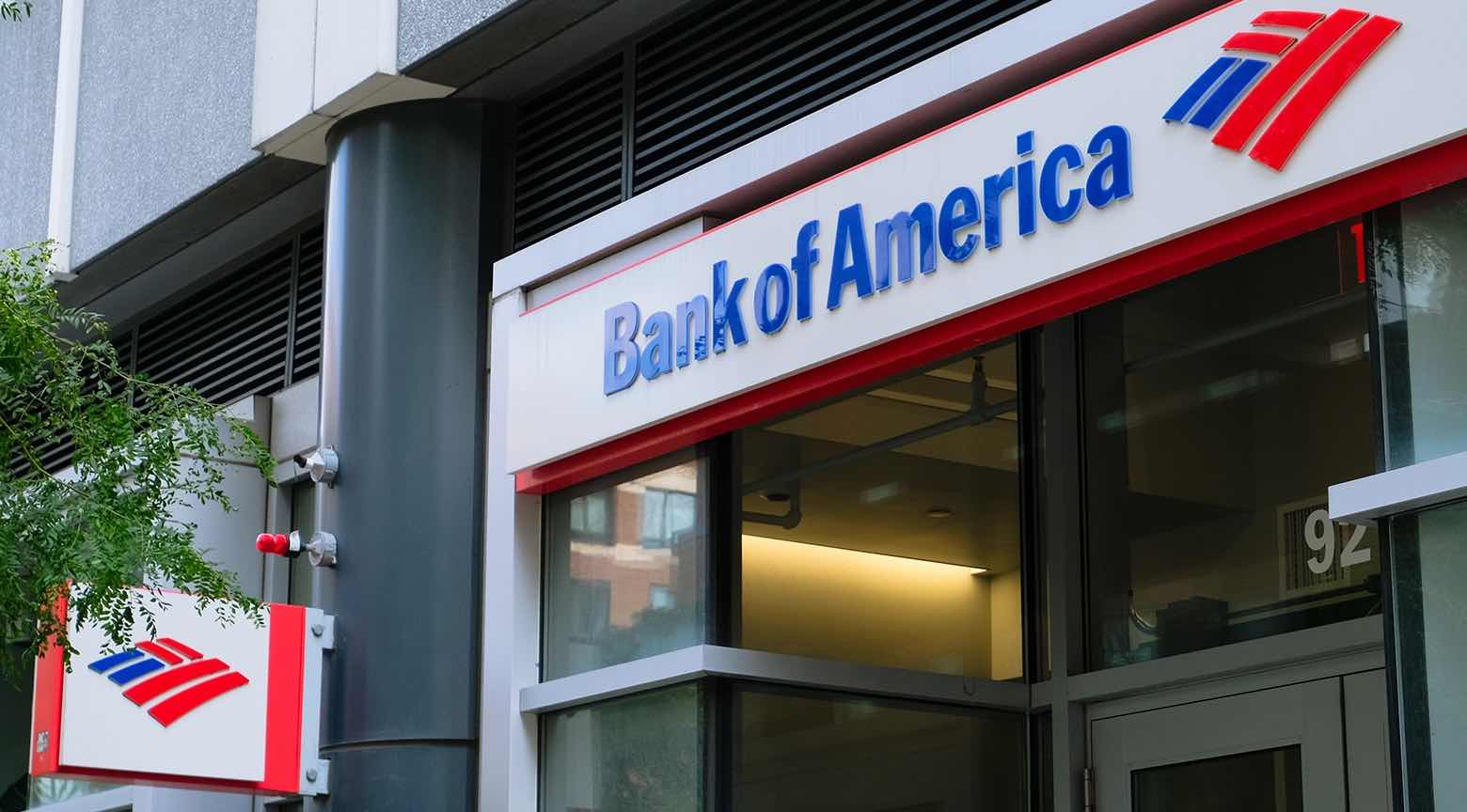 Exterior de una sucursal de Bank of America con el logo visible.