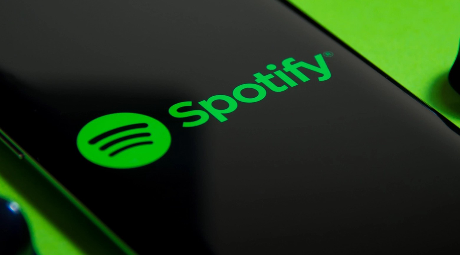 Pantalla de un dispositivo móvil mostrando el logotipo de Spotify, en referencia que la aplicación ofrecerá una herramienta para versionar y remezclar canciones con IA generativa