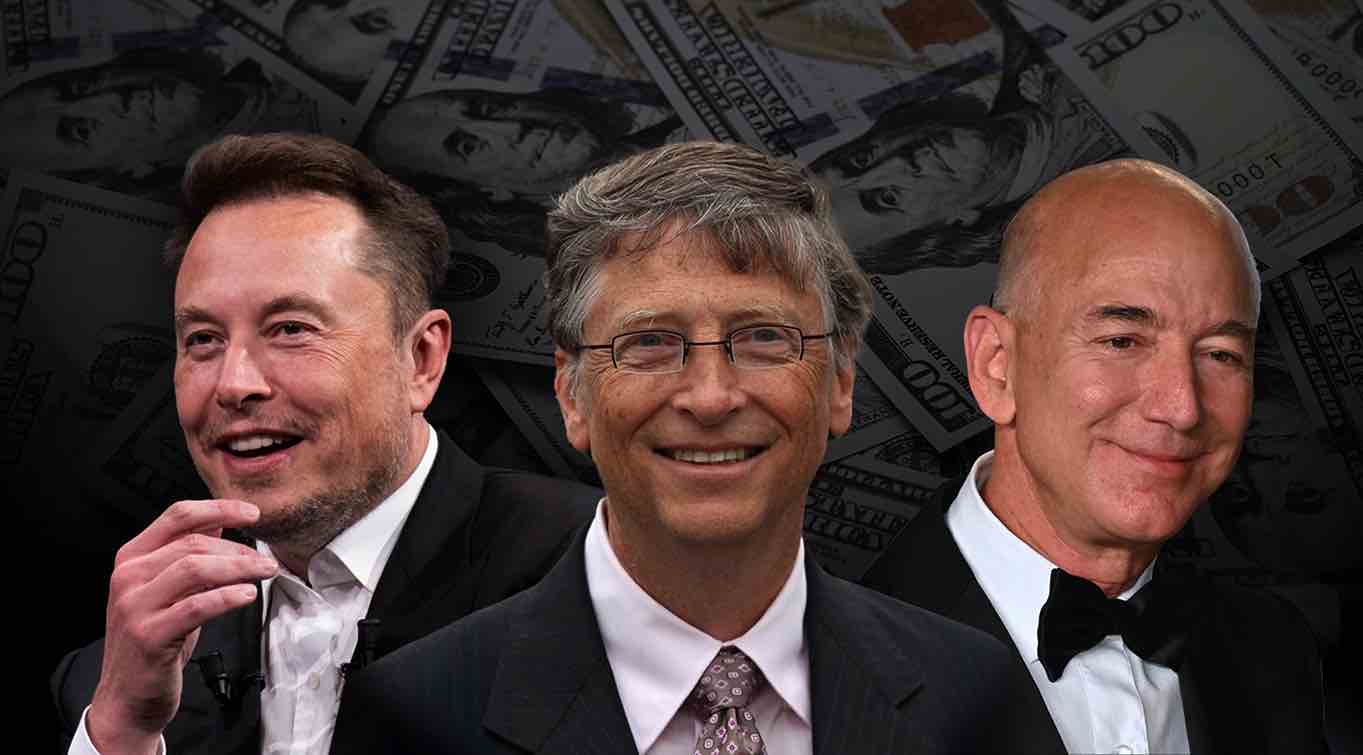 Imagen de Elon Musk, Bill Gates y Jeff Bezos, con un fondo de billetes de 100 dólares, representando a los hombres más ricos del mundo.