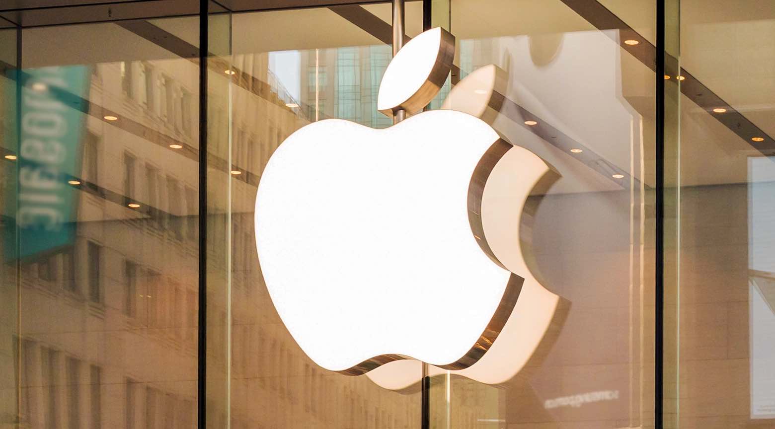 Logo de Apple iluminado en la fachada de una tienda insignia, reflejando su posición como una de las empresas más valiosas del mundo en 2025.