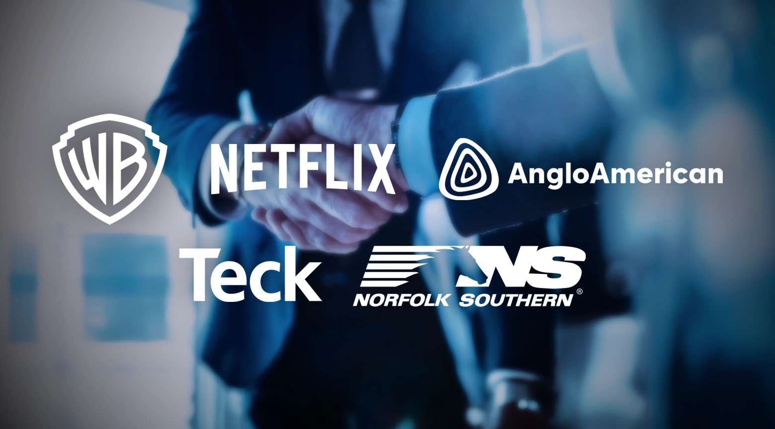 Logotipos de Netflix, Warner Bros., Anglo American, Teck y Norfolk Southern sobre una imagen de apretón de manos, en referencia al auge de las fusiones corporativas globales.