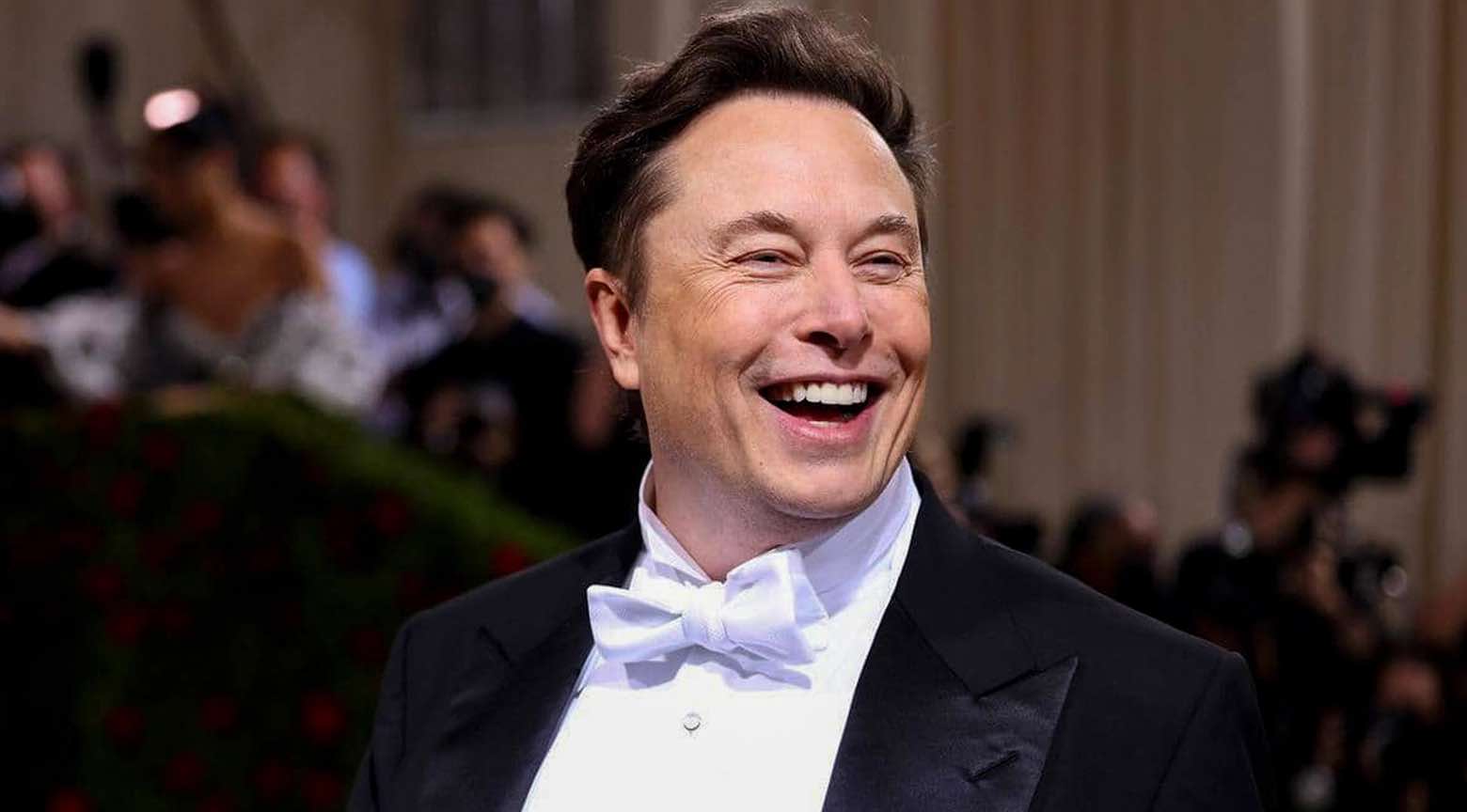 Elon Musk sonríe durante un evento de gala, reflejando el poder y la visibilidad del empresario más rico del mundo.