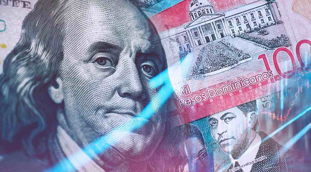 Billetes de dólares estadounidenses y pesos dominicanos superpuestos, en alusión al impacto de las remesas en la economía dominicana.