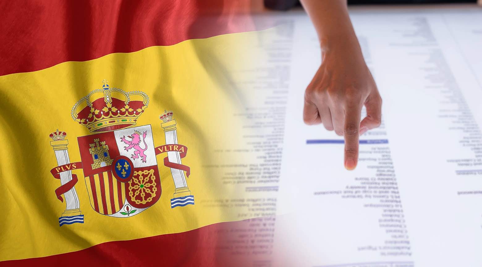 Bandera de España junto a una lista de apellidos, simbolizando el origen español de determinados linajes familiares.