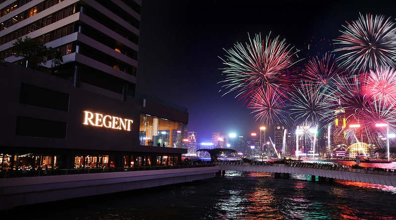 Fuegos artificiales iluminan el skyline nocturno de Hong Kong frente al hotel Regent, junto al puerto Victoria.