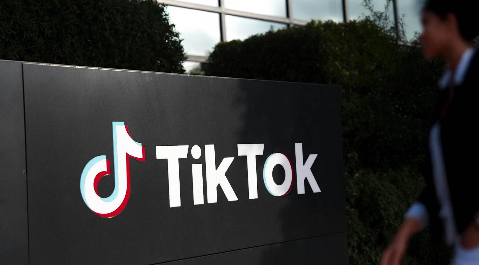 Logotipo de TikTok en una sede corporativa, símbolo del auge del comercio en vivo y su impacto en el retail estadounidense.