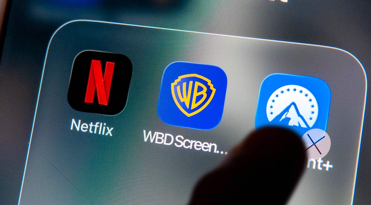 Iconos de Netflix, Warner Bros. Discovery y Paramount Plus en la pantalla de un dispositivo móvil.
