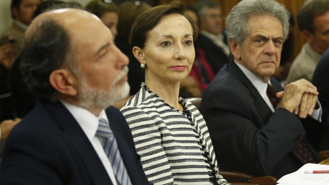 Gloria Ana Chevesich Ruiz sentada en una sesión institucional, acompañada por otros magistrados, durante una actividad oficial del Poder Judicial chileno.