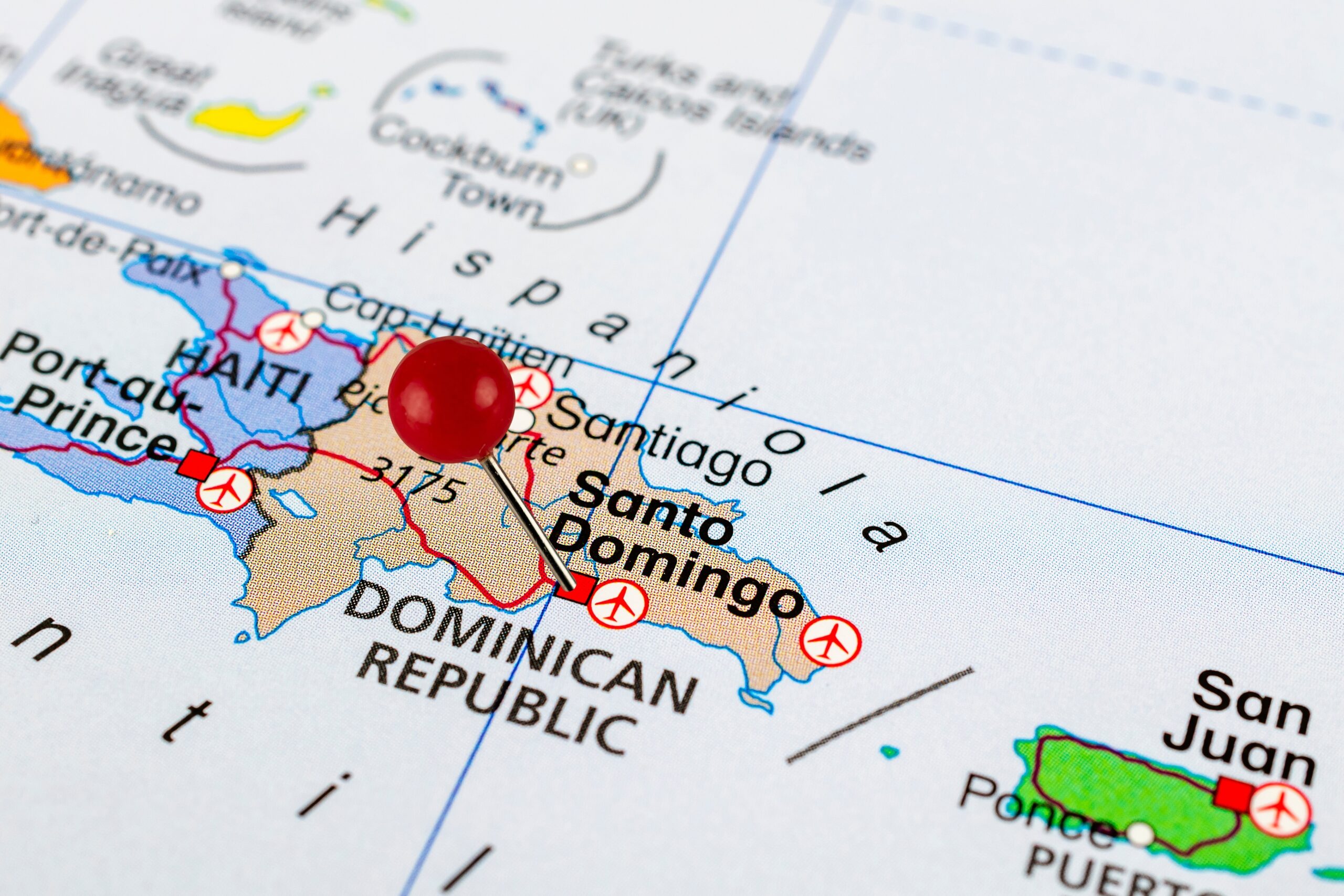 Alfiler rojo marcando Santo Domingo en un mapa de la República Dominicana, destacando su ubicación geográfica y conectividad regional.