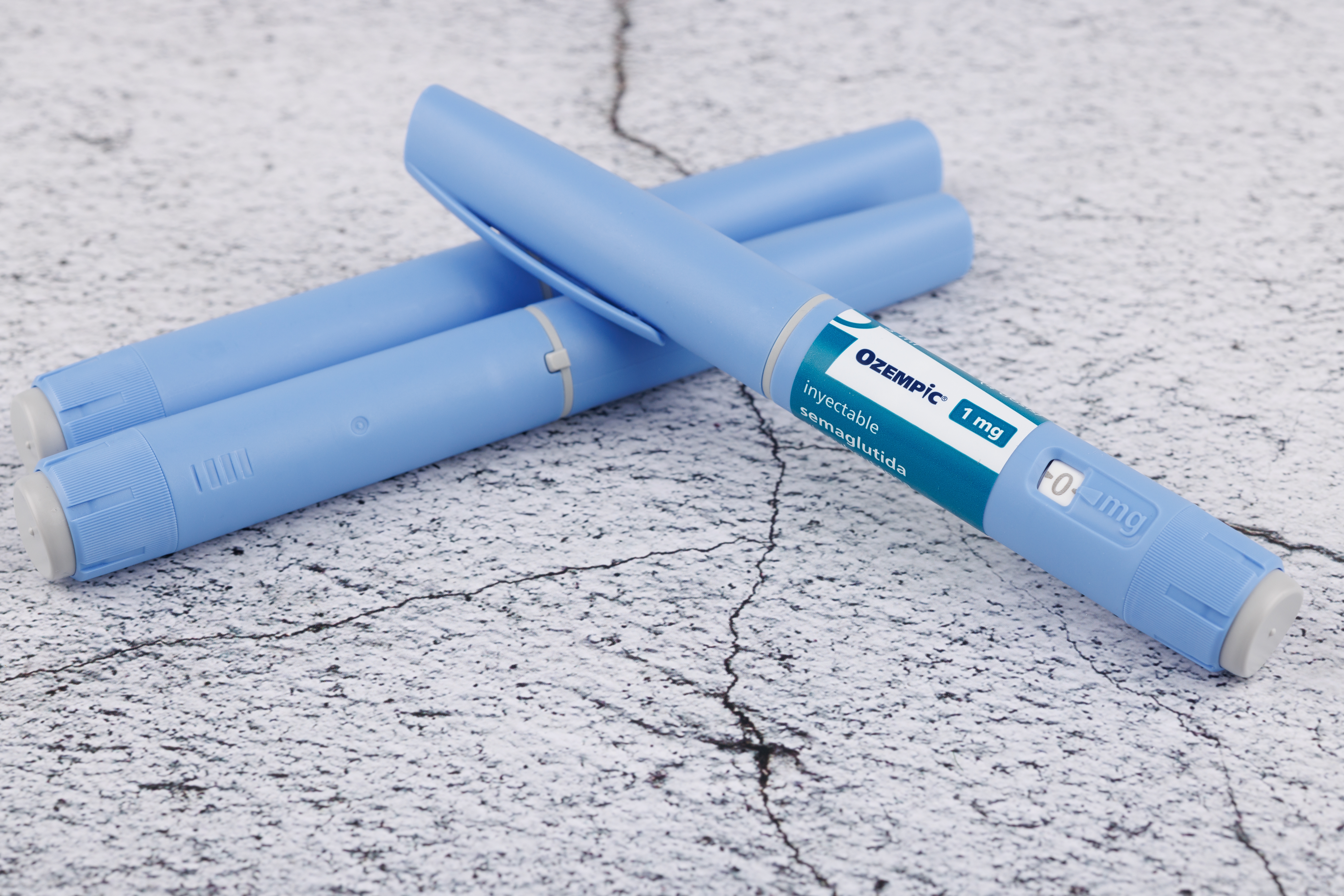 Plumas inyectables de Ozempic (semaglutida) de 1 mg sobre una superficie clara, utilizadas para el tratamiento de la diabetes tipo 2.