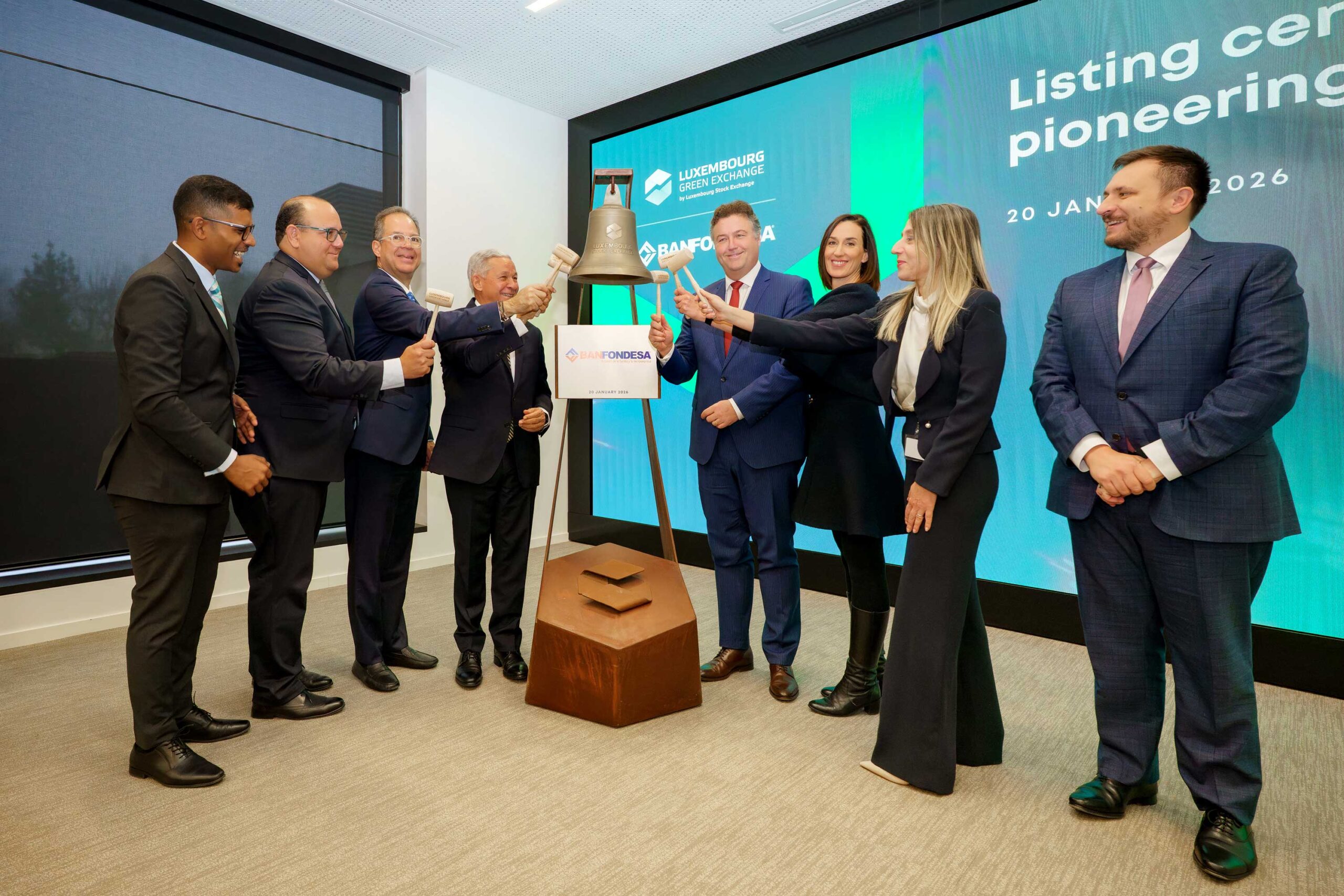 Ejecutivos y representantes institucionales participan en el toque de campana por el listado de BanFONDESA en la Luxembourg Green Exchange.