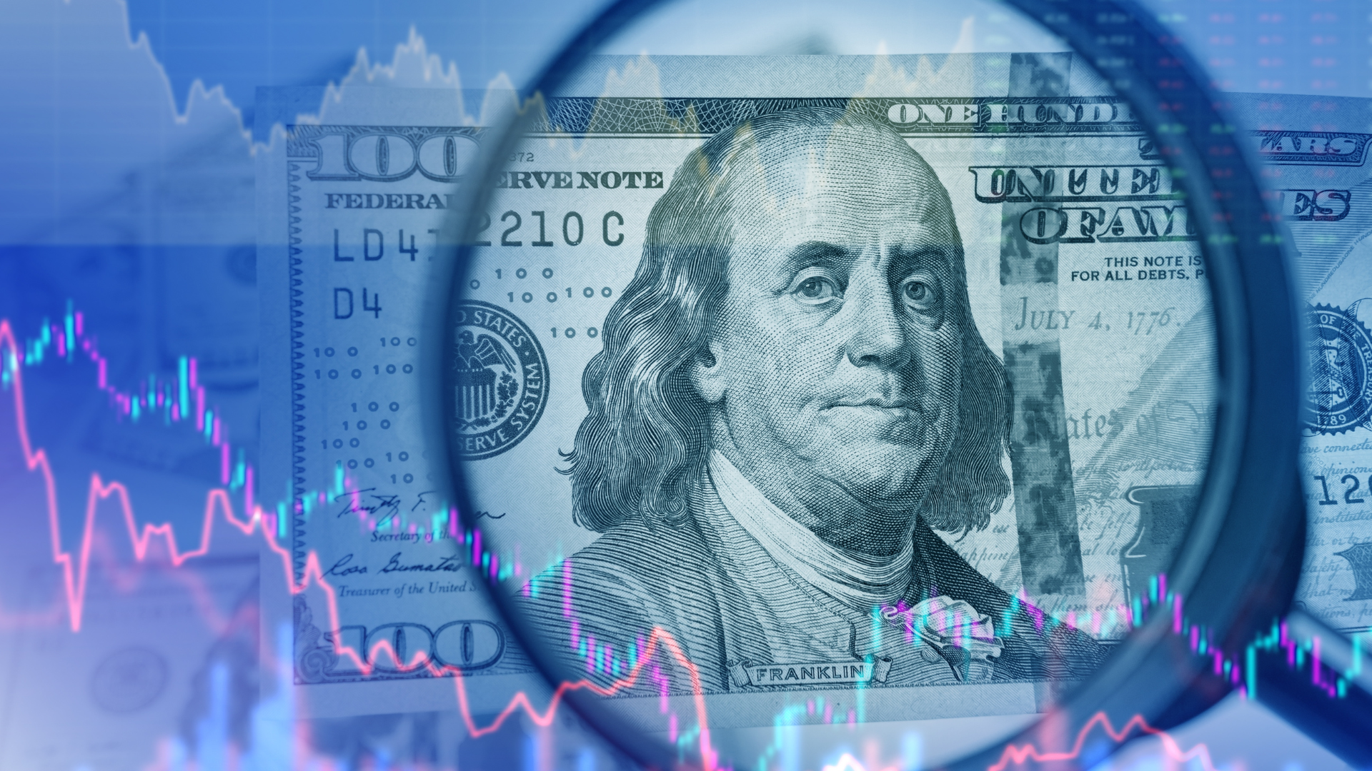 Billete de 100 dólares visto a través de una lupa, con gráficos bursátiles y líneas de mercado superpuestos en el fondo.