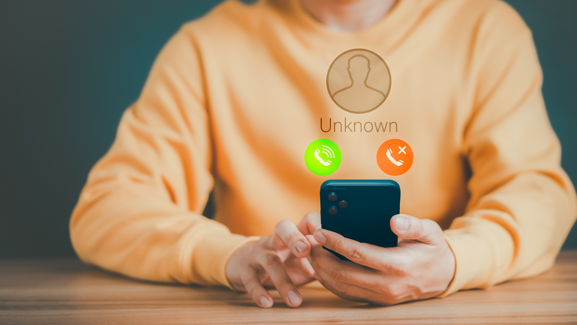 Persona sostiene un teléfono móvil mientras aparece en pantalla una llamada entrante de un número desconocido.