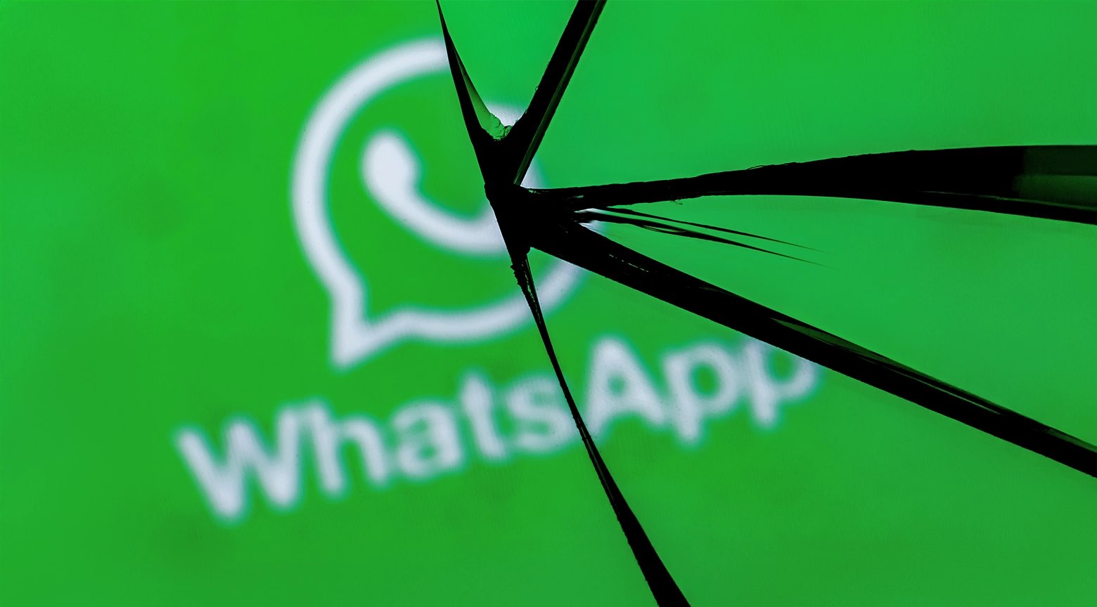 Pantalla con el logo de WhatsApp agrietado, que simboliza fallas de compatibilidad en celulares antiguos.