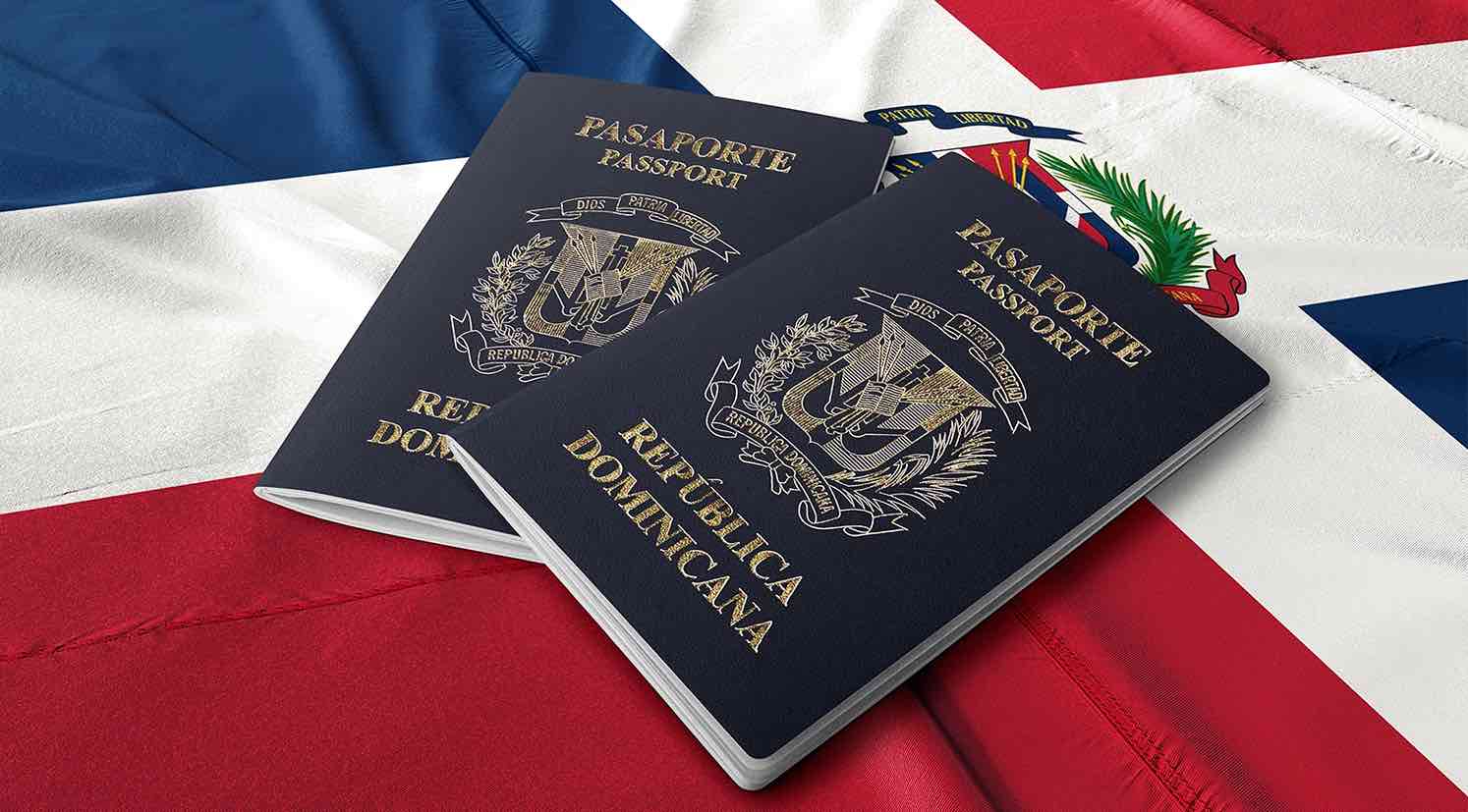 Pasaportes de la República Dominicana sobre la bandera nacional.