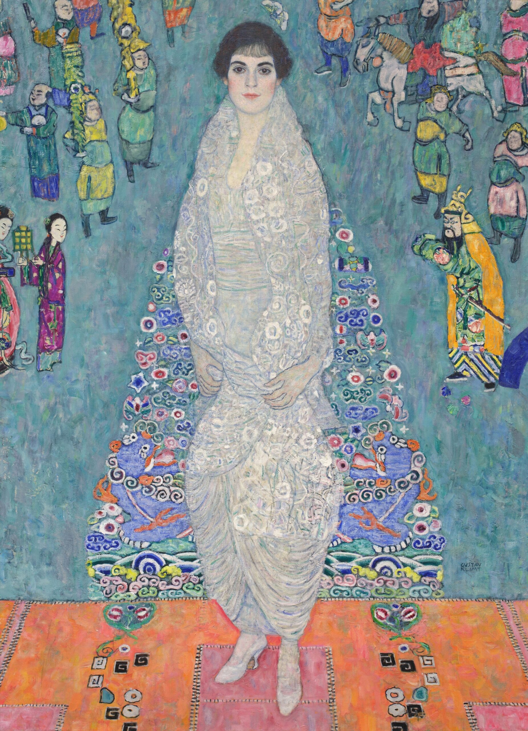 Retrato pictórico de una mujer vestida con un elaborado traje claro, rodeada de figuras ornamentales y motivos decorativos orientales, en una obra de Gustav Klimt.