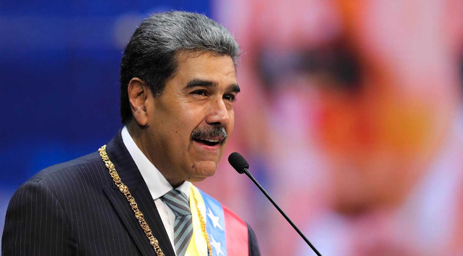 Nicolás Maduro habla en un acto oficial con banda presidencial y micrófono, durante un discurso público en Venezuela.