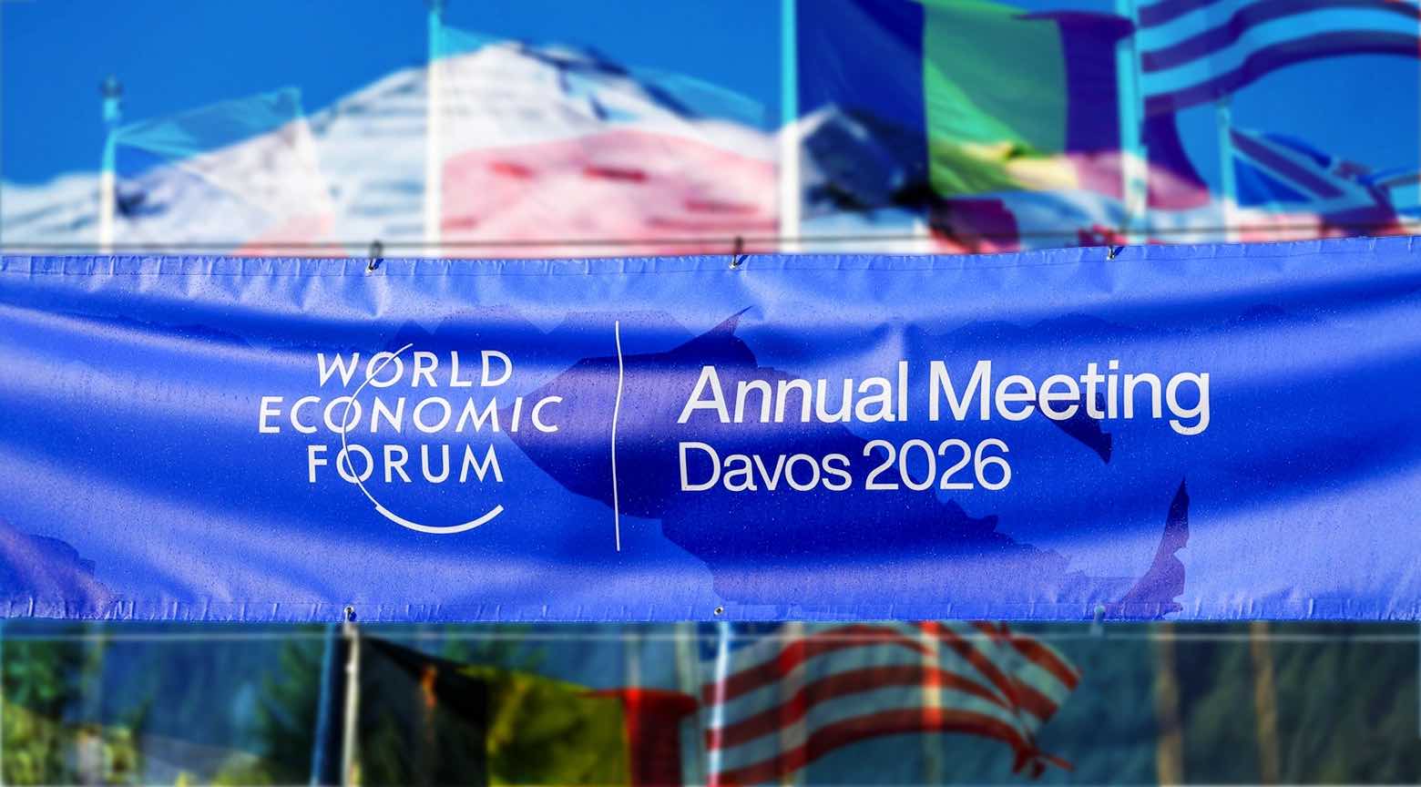Banner del World Economic Forum con el texto “Annual Meeting Davos 2026” y banderas de distintos países al fondo.