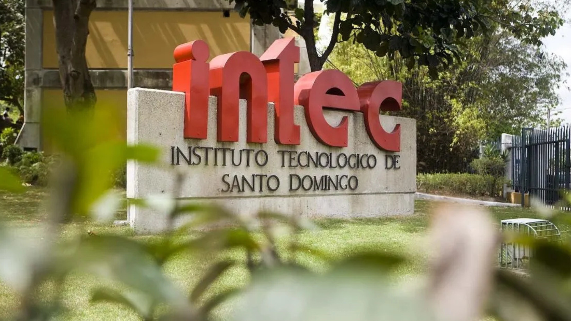 Entrada principal del Instituto Tecnológico de Santo Domingo (INTEC) en Santo Domingo, República Dominicana.