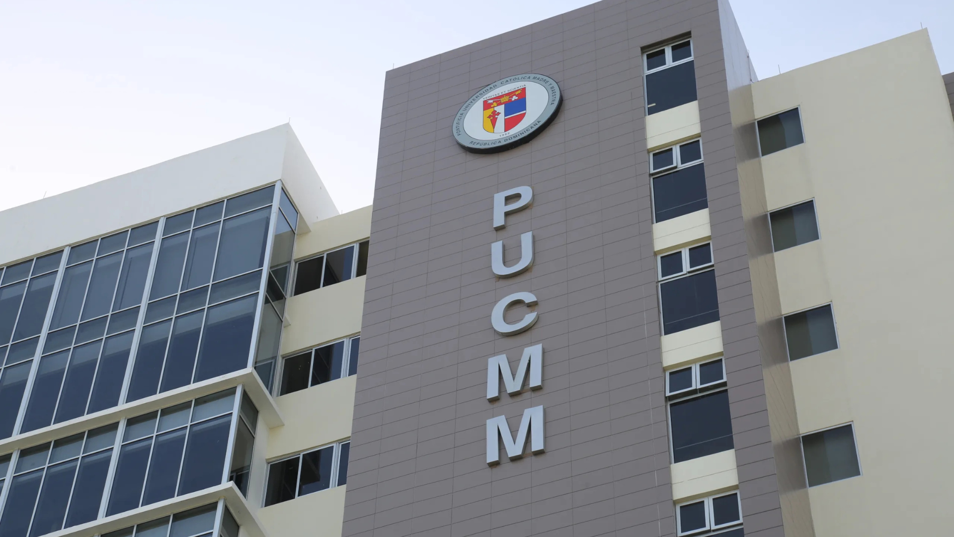 Fachada del edificio de la Pontificia Universidad Católica Madre y Maestra (PUCMM) en República Dominicana.