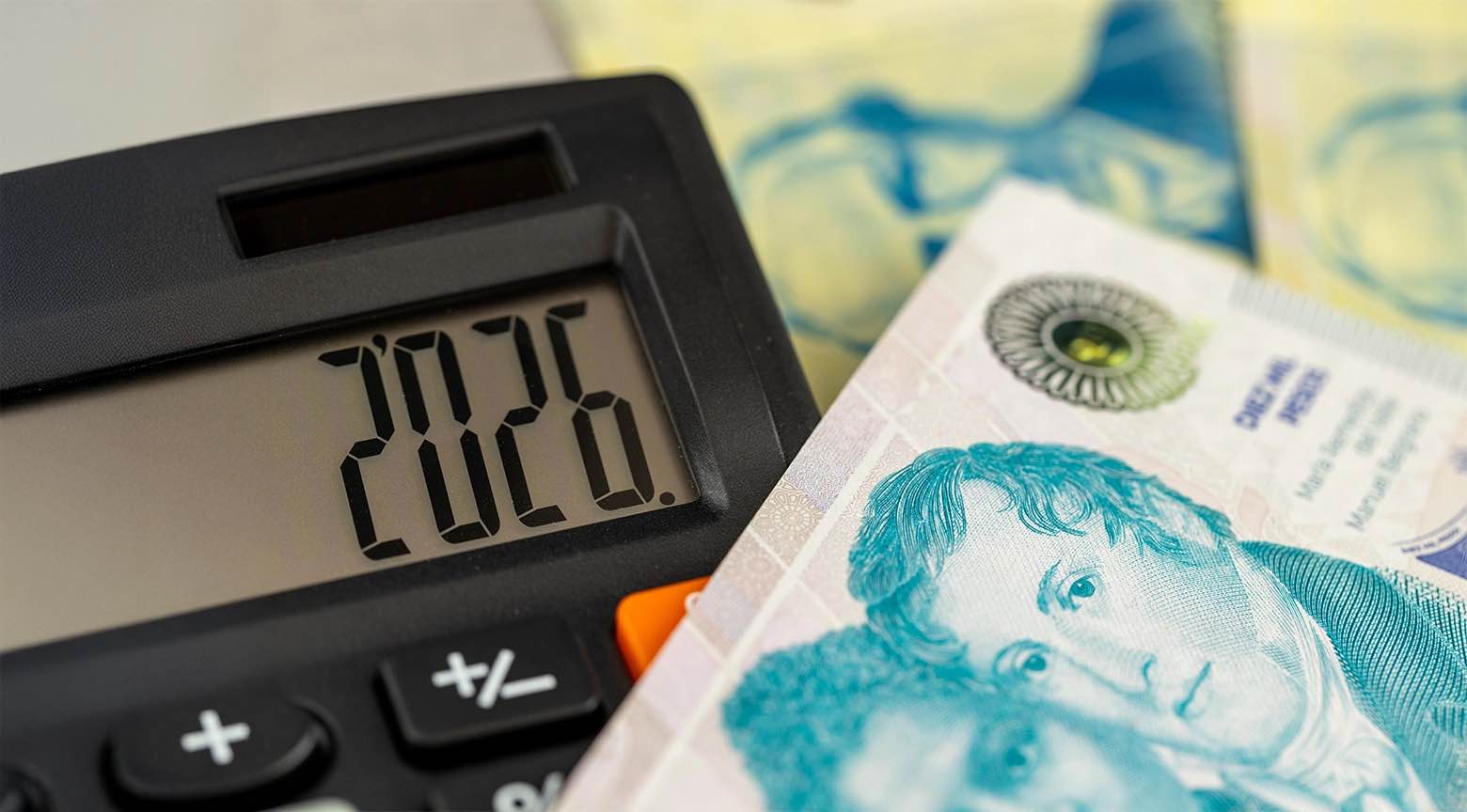 Calculadora marcando 2026 junto a billetes de moneda latinoamericana, en referencia al ranking del salario mínimo en la región.