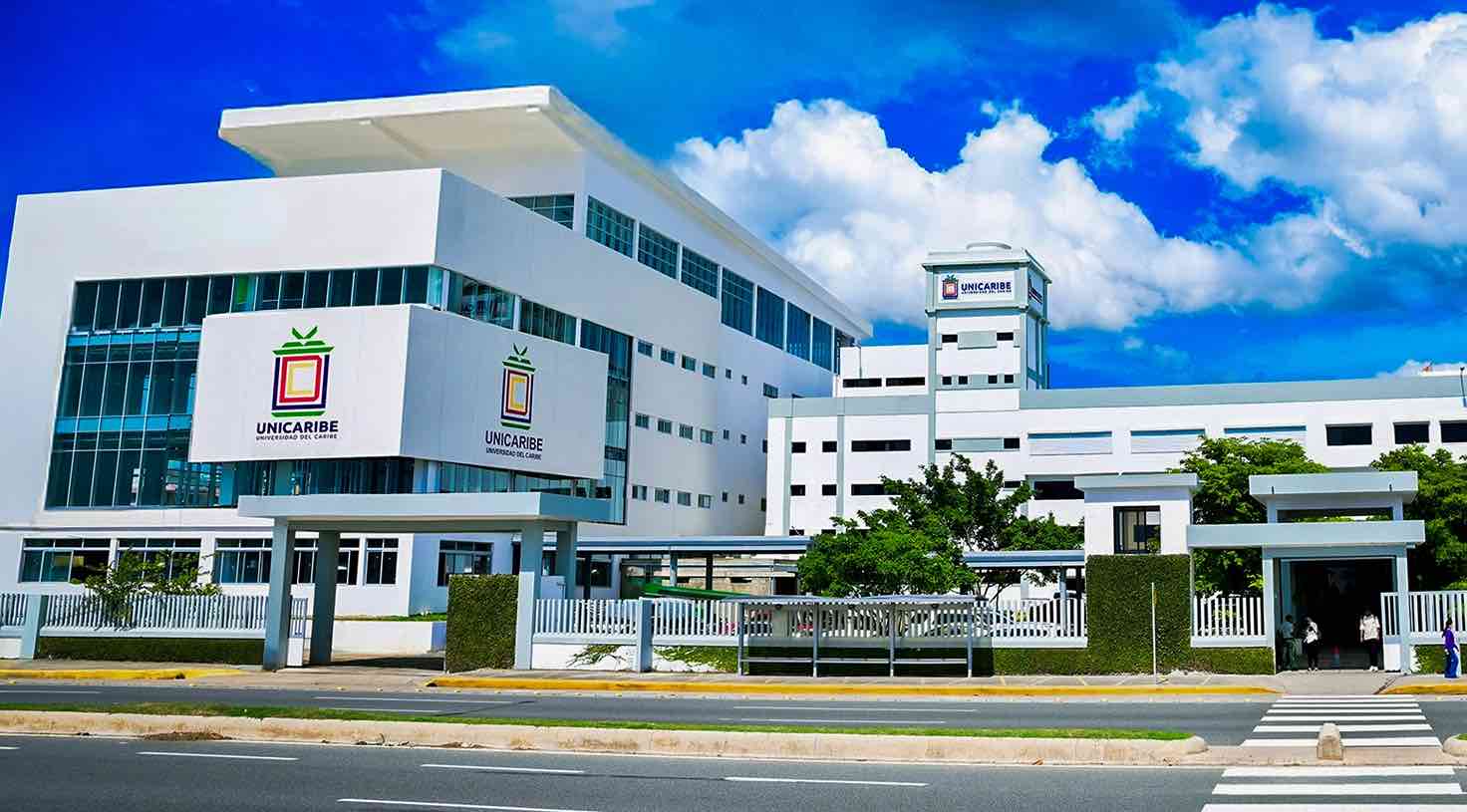 Edificio principal de la Universidad UNICARIBE en Santo Domingo, con su fachada moderna y logotipo institucional.