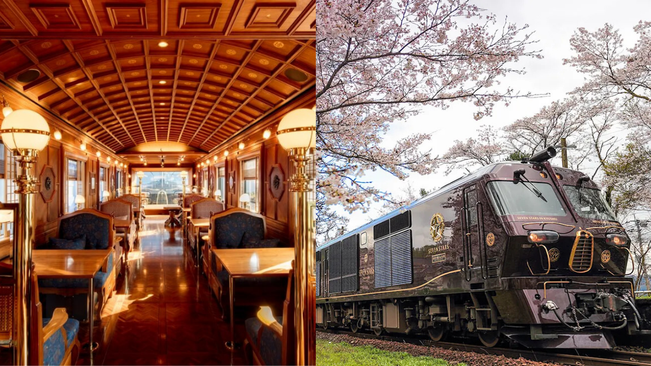 Interior de un vagón de tren de lujo con madera pulida, iluminación cálida y mesas dispuestas para el servicio, junto a la vista exterior de una locomotora japonesa de diseño clásico avanzando entre cerezos en flor.