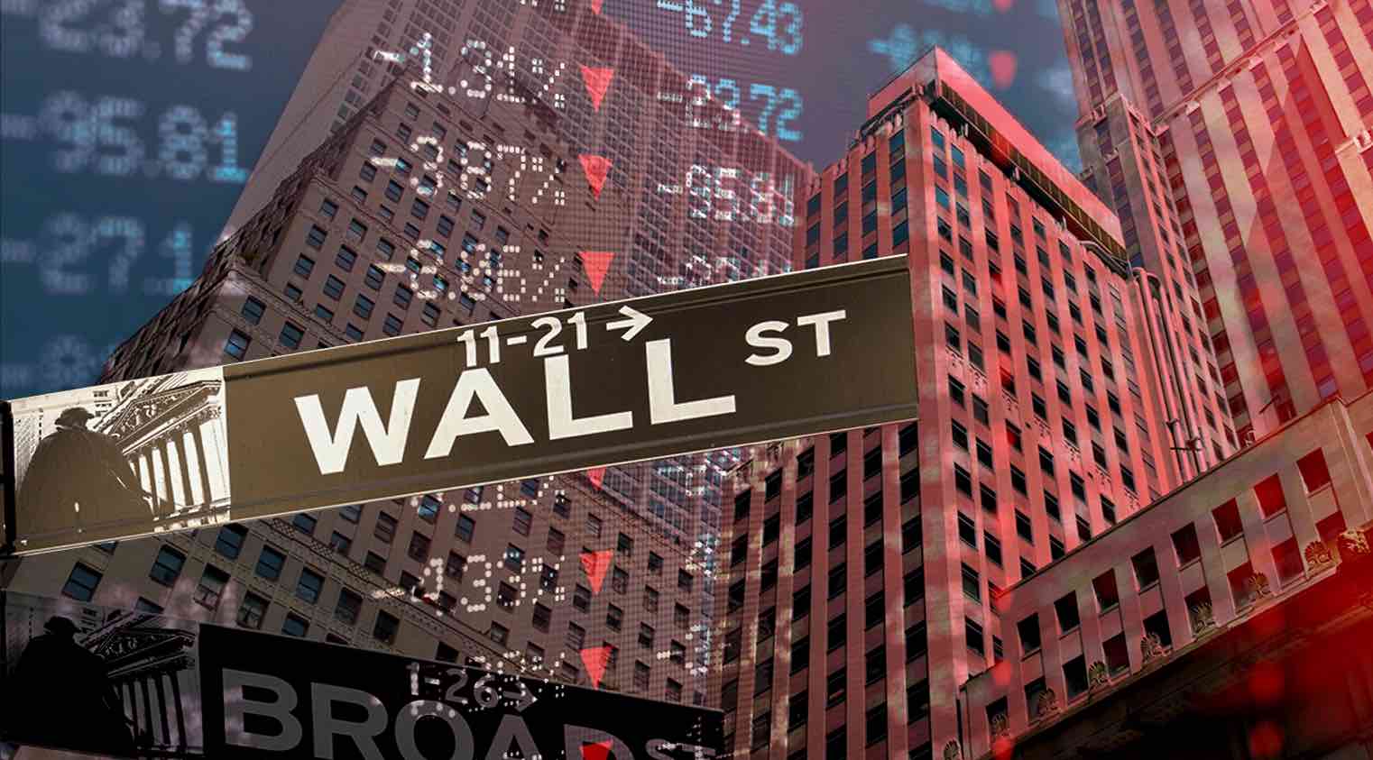 Señal de Wall Street frente a rascacielos de Nueva York, con gráficos bursátiles en rojo superpuestos que reflejan una fuerte caída del mercado.