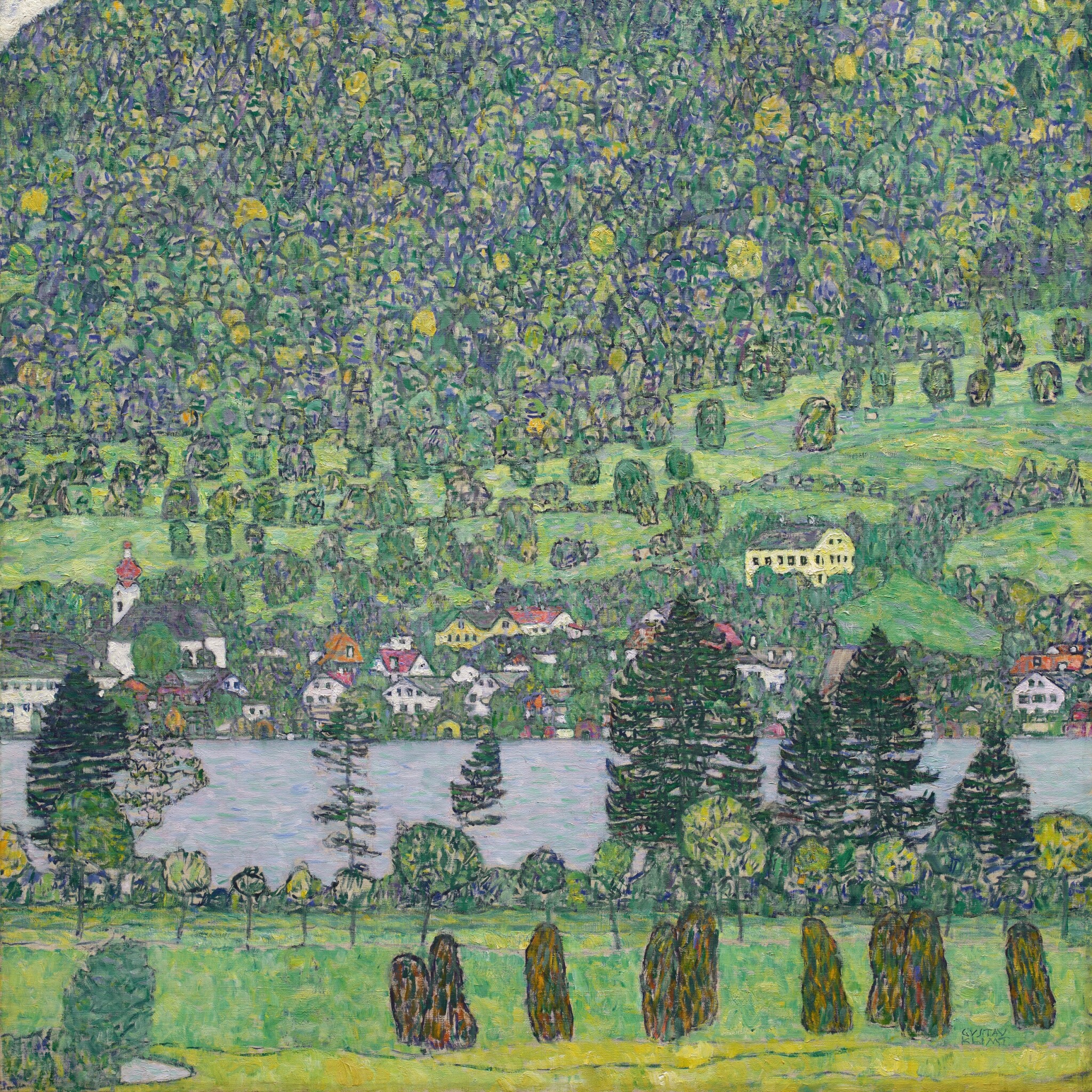 Paisaje pintado con un lago, colinas boscosas y un pequeño poblado, representado con pinceladas densas y tonos verdes característicos de Gustav Klimt.