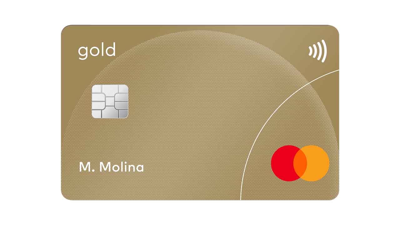 Imagen de una tarjeta de crédito Mastercard Gold con chip y tecnología de pago sin contacto.