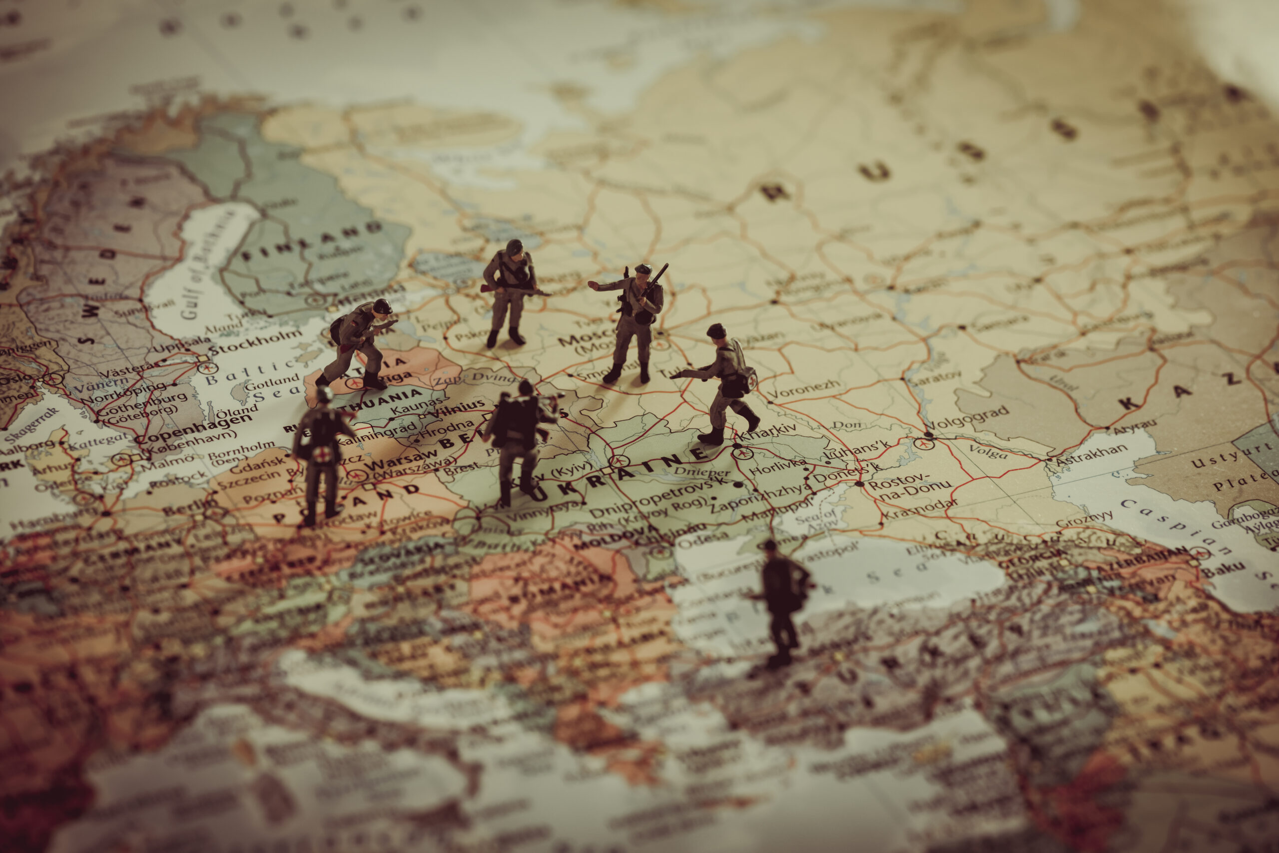 Figuras en miniatura de soldados colocadas sobre un mapa de Europa del Este, con Ucrania en el centro, representando un escenario de conflicto geopolítico.