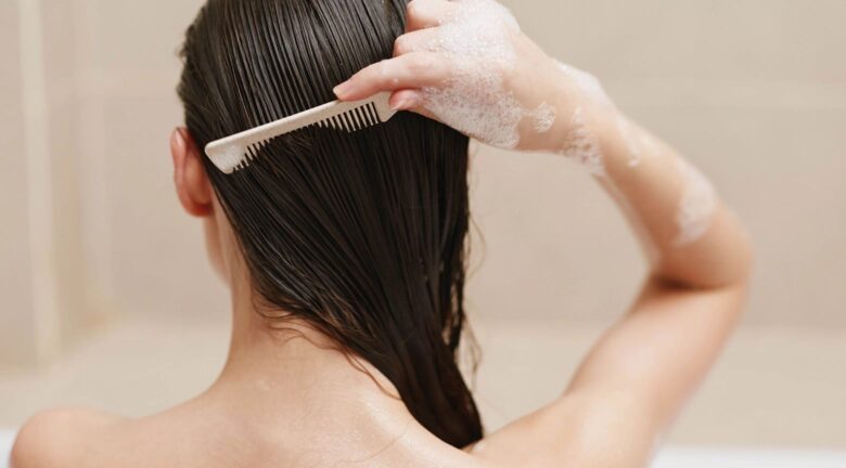 Cada cuánto lavar el pelo para evitar su caída, según dermatólogos