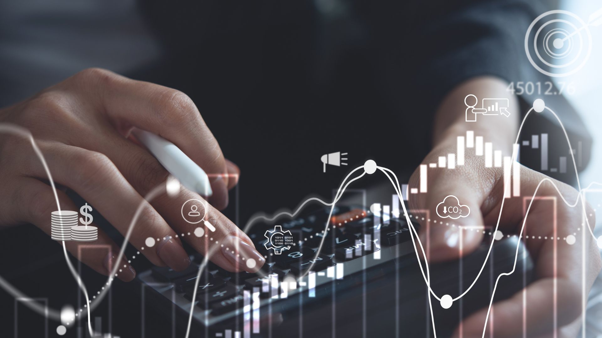 Persona utilizando una calculadora con gráficos financieros superpuestos en la imagen.