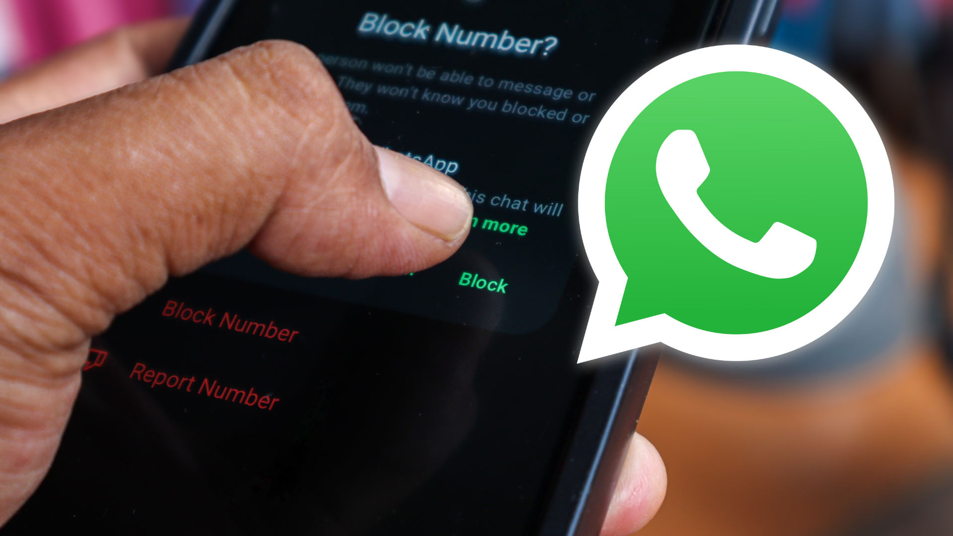 Persona tocando la opción “bloquear número” en un teléfono móvil con el logo de WhatsApp al lado.