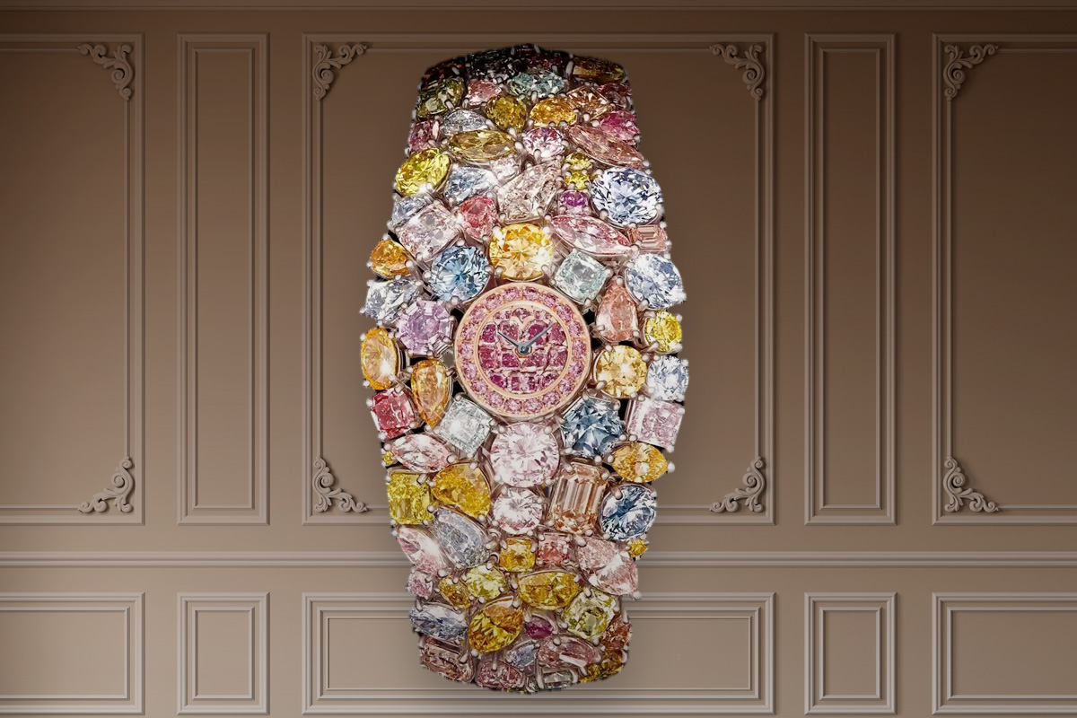 Reloj de lujo decorado con diamantes de colores, exhibido sobre un fondo elegante.
