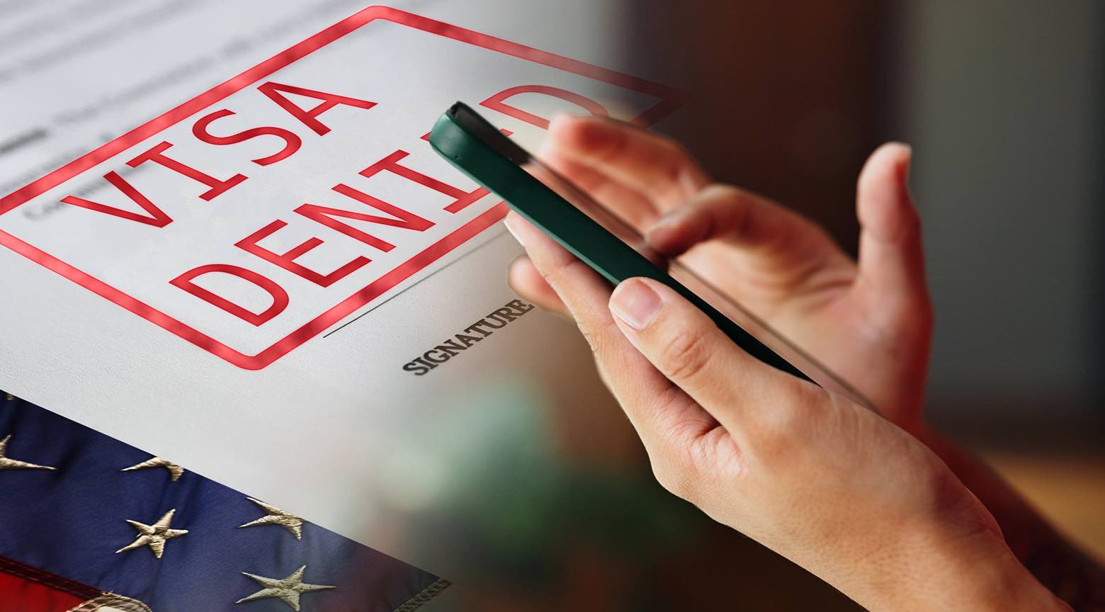 Manos sosteniendo un teléfono móvil sobre un documento con el sello “Visa Denied” y una bandera de Estados Unidos al fondo.