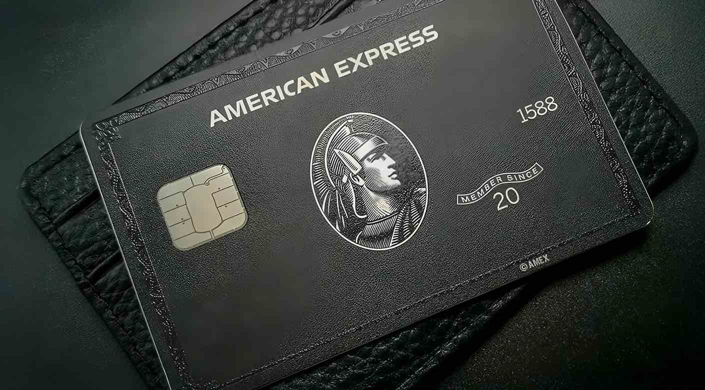 Tarjeta de crédito American Express Centurion (Black Card) sobre una billetera de cuero, símbolo de exclusividad y alto poder adquisitivo.