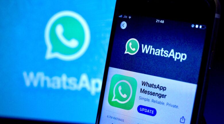 Teléfono inteligente muestra la aplicación de WhatsApp abierta en pantalla.