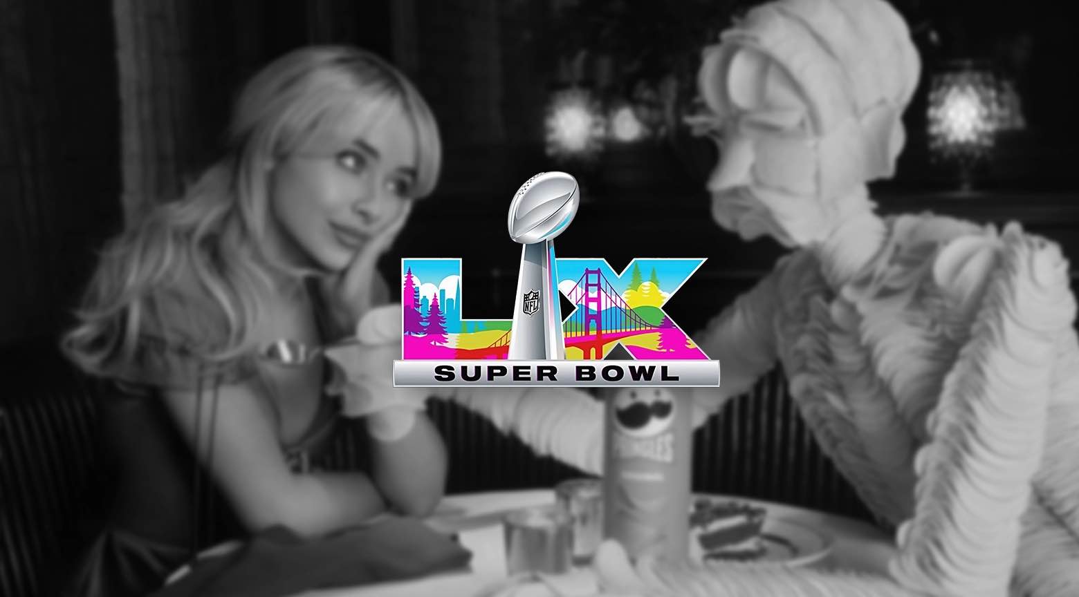Imagen promocional de la Super Bowl 2026 que muestra una escena cinematográfica en blanco y negro entre dos personajes sentados a una mesa, con el logo oficial del Super Bowl en el centro.