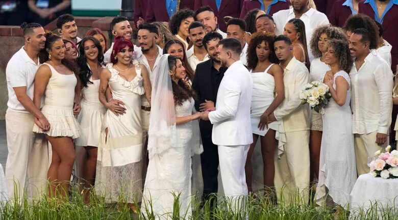 Si, fue real: Una pareja se casó en pleno Halftime Show de Bad Bunny en la Super Bowl