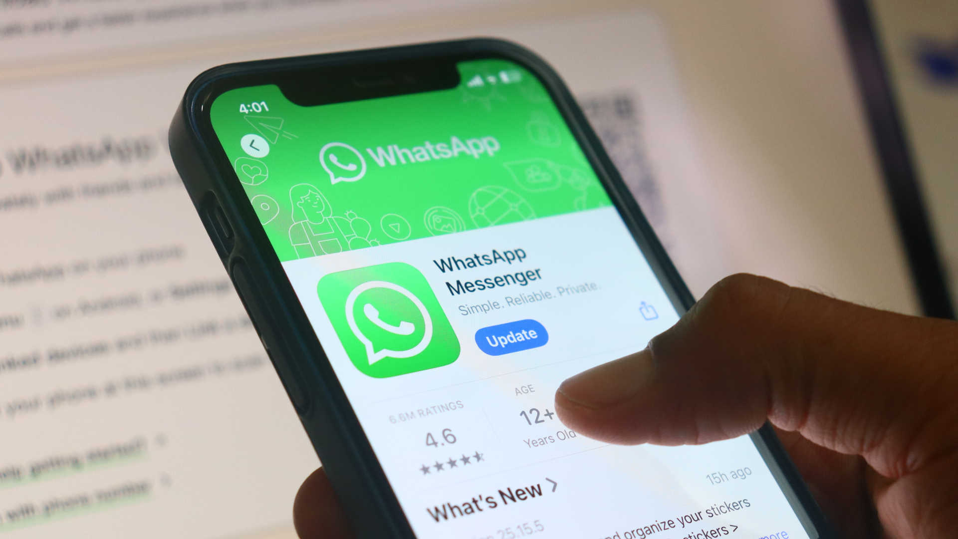 Pantalla de un teléfono móvil mostrando la aplicación WhatsApp Messenger en proceso de actualización desde la tienda de aplicaciones.