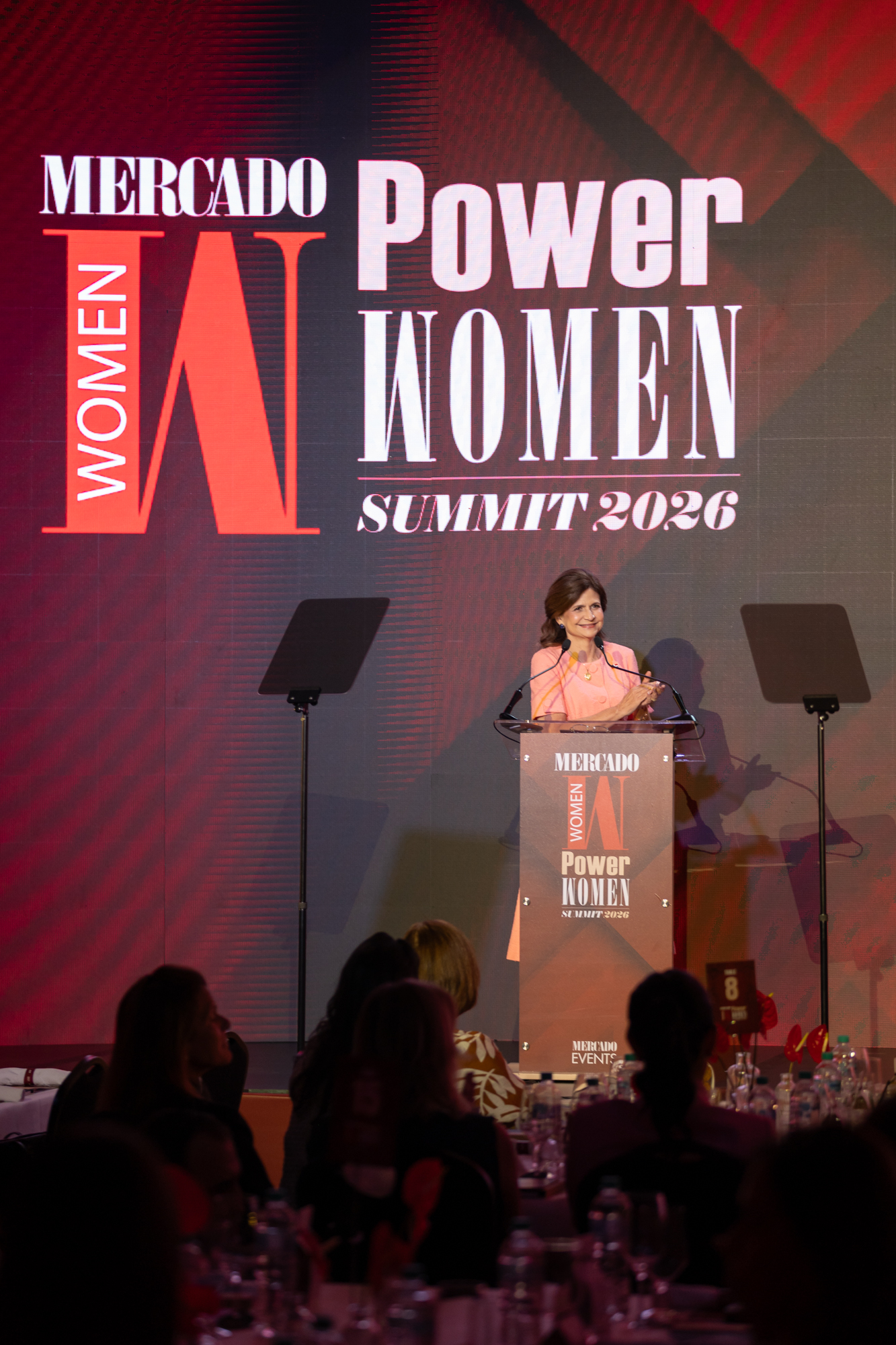 Mujer dando un discurso en el evento Mercado Women Power Summit 2026.
