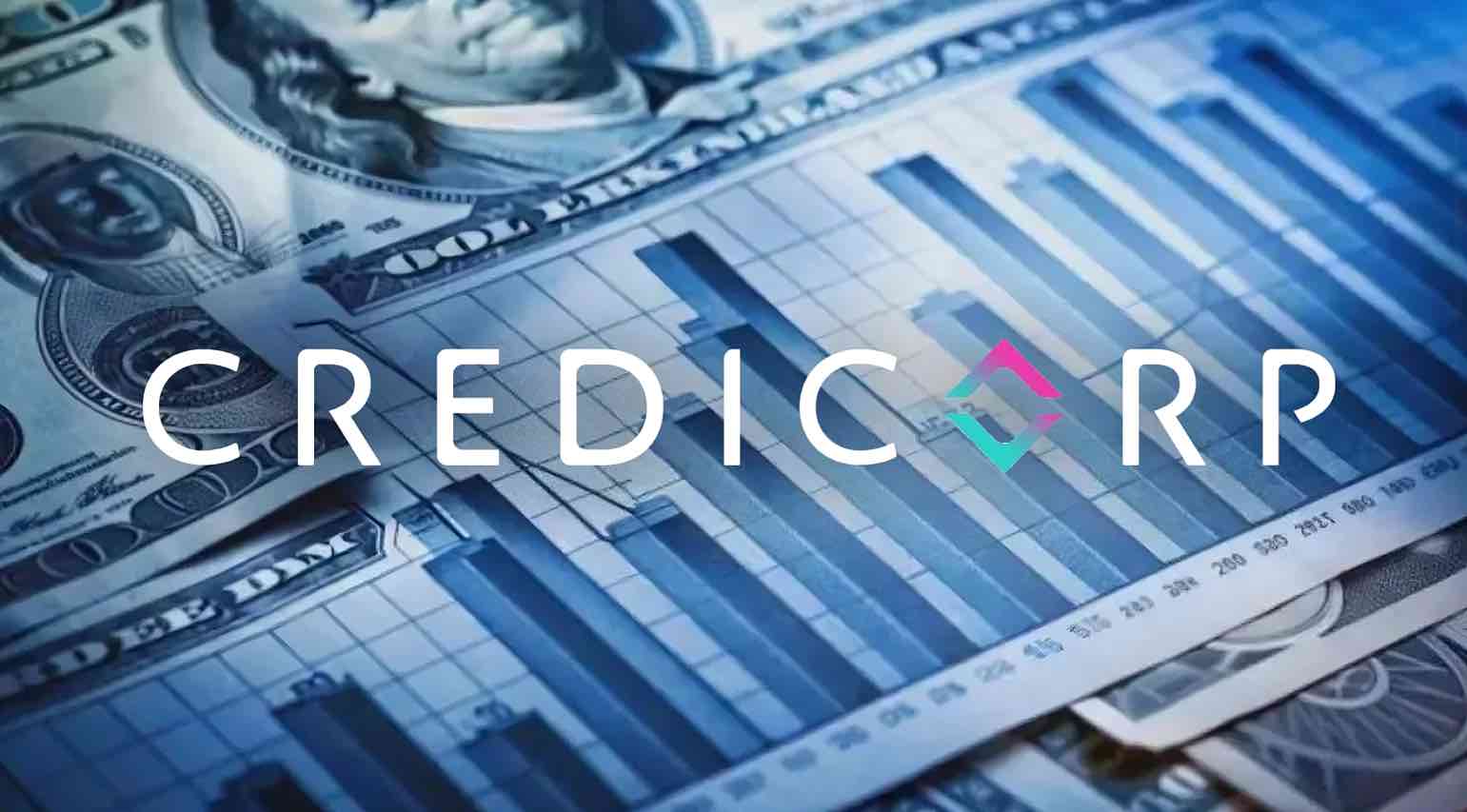 Logo de Credicorp sobre un fondo de gráficos financieros y billetes de dólar.