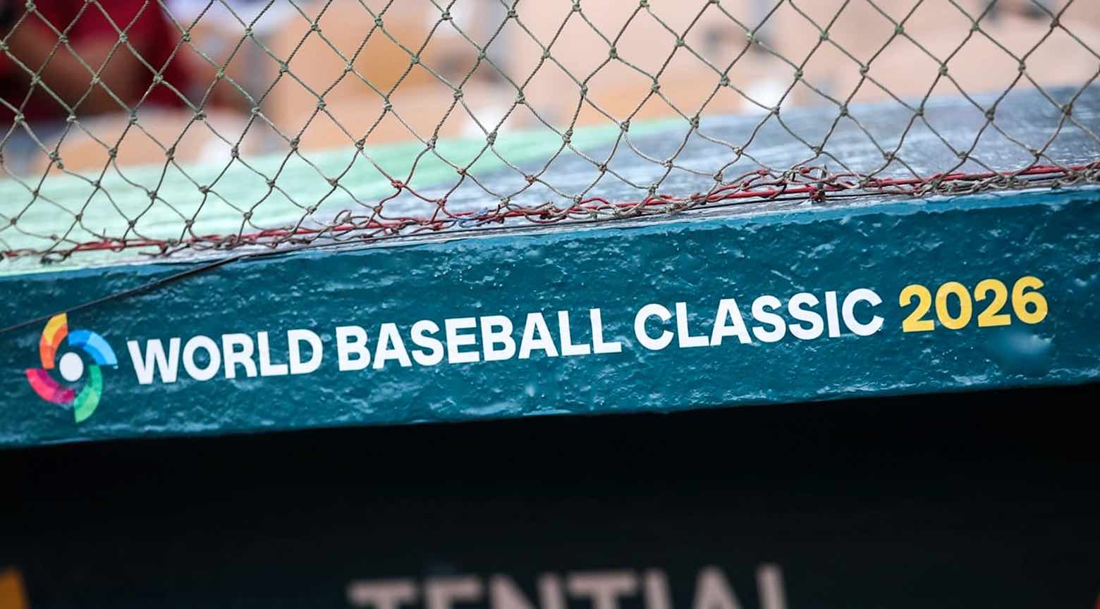 Letrero del World Baseball Classic 2026 colocado en la estructura de un estadio de béisbol.
